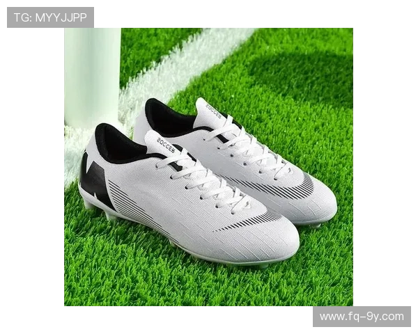 专为护脚踝设计的足球鞋款提升运动表现与保护性能