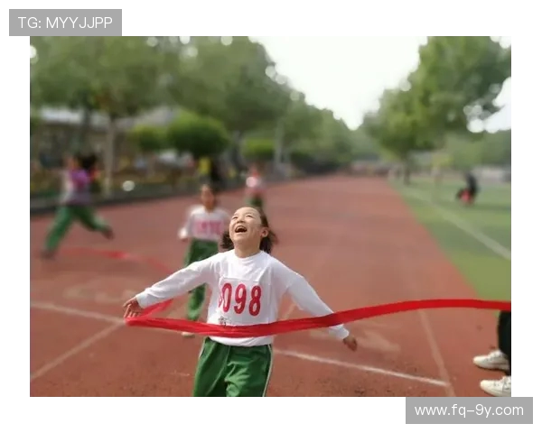 展现踢足球奔跑姿态的青春活力与激情四射的多彩运动风采瞬间画面